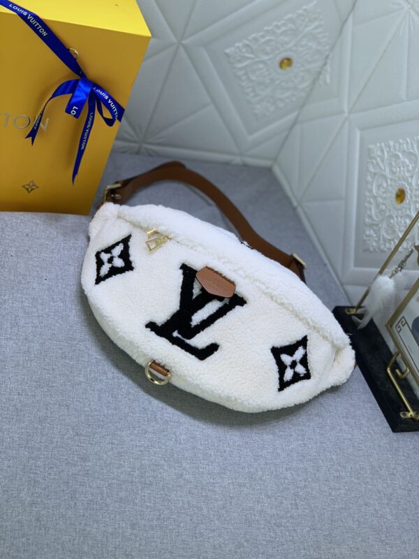LOUIS VUITTON BUMBAG MONOGRAM TEDDY FLEECE WHITE 37CM - Image 5