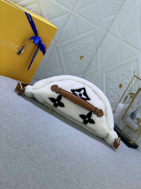 LOUIS VUITTON BUMBAG MONOGRAM TEDDY FLEECE WHITE 37CM - Image 4