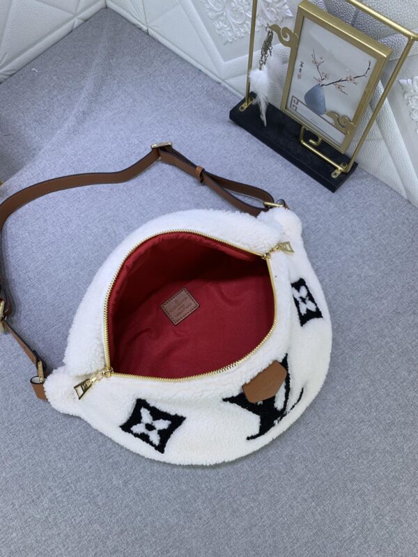 LOUIS VUITTON BUMBAG MONOGRAM TEDDY FLEECE WHITE 37CM - Image 8