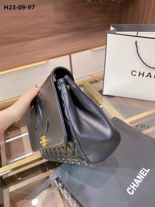 CHANEL TIMELESS CC FLAP MAXI BLACK 31CM - Image 6