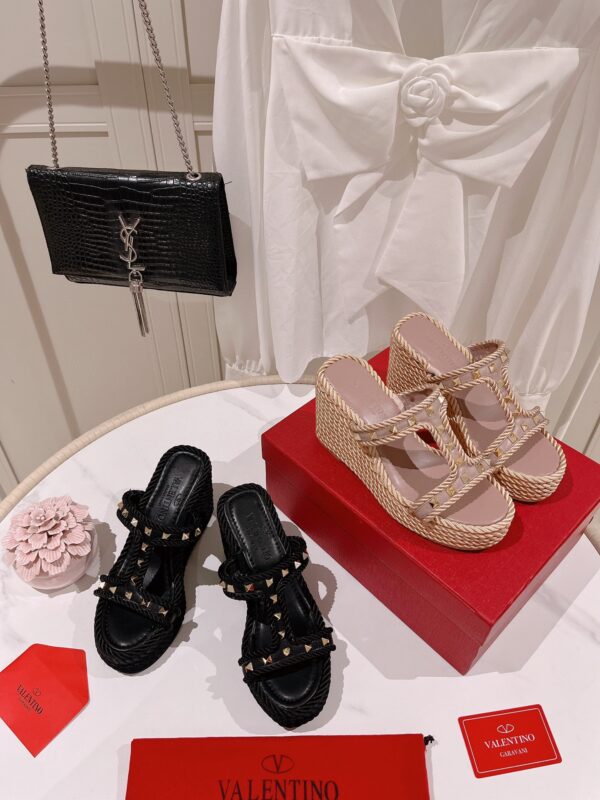 VALENTINO ROCKSTUD WEDGE IN BLACK - Image 2