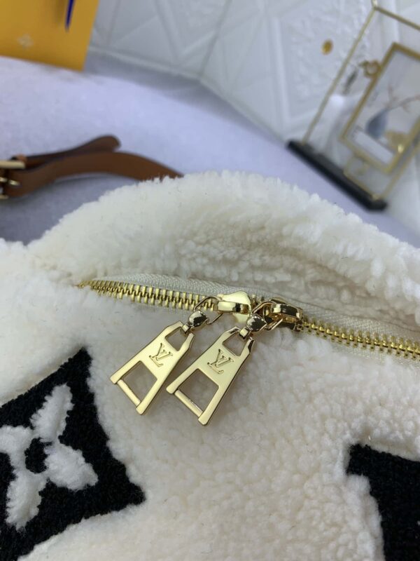 LOUIS VUITTON BUMBAG MONOGRAM TEDDY FLEECE WHITE 37CM - Image 2
