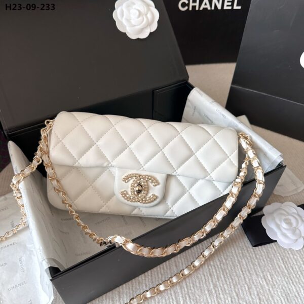 CHANEL PEARL CLUTCH WITH CHAIN WHITE 25CM - Image 3