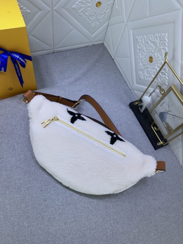 LOUIS VUITTON BUMBAG MONOGRAM TEDDY FLEECE WHITE 37CM - Image 9