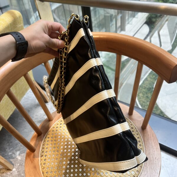 CHANEL 22 SMALL HANDBAG BLACK WHITE GOLD TONE METAL 30CM AS3260 - Image 5