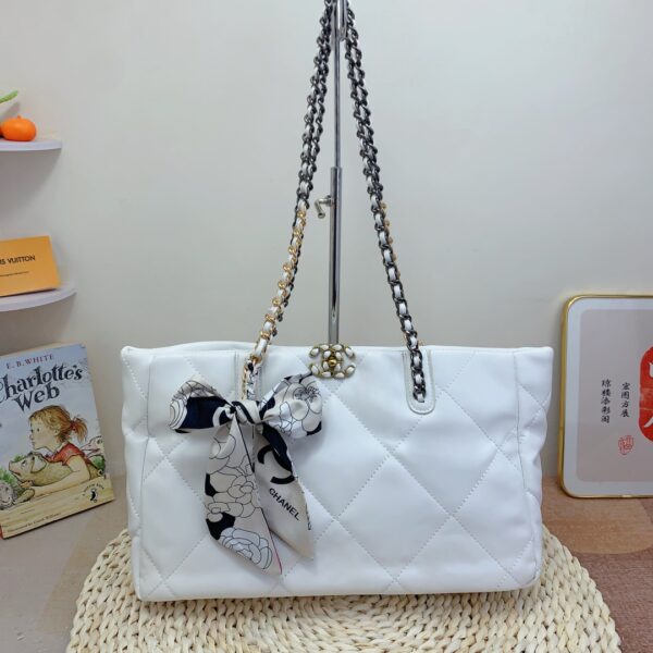 CHANEL QUILTED 19 EAST WEST SHOPPING BAG WHITE 41CM - Image 5