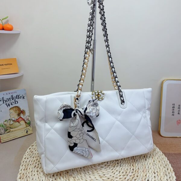 CHANEL QUILTED 19 EAST WEST SHOPPING BAG WHITE 41CM - Image 4