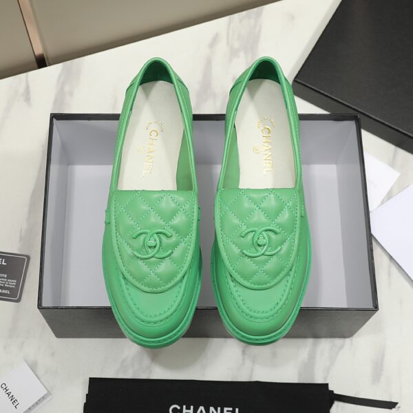 CHANEL CC NIB TURNLOCK MOCCASINS FLAT LOAFERS GREEN - Image 2