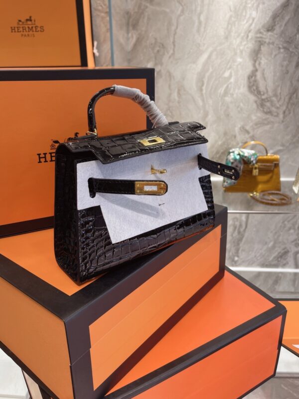 HERMÈS KELLY ALLIGATOR GOLD BUCKLE BLACK 22CM - Image 4