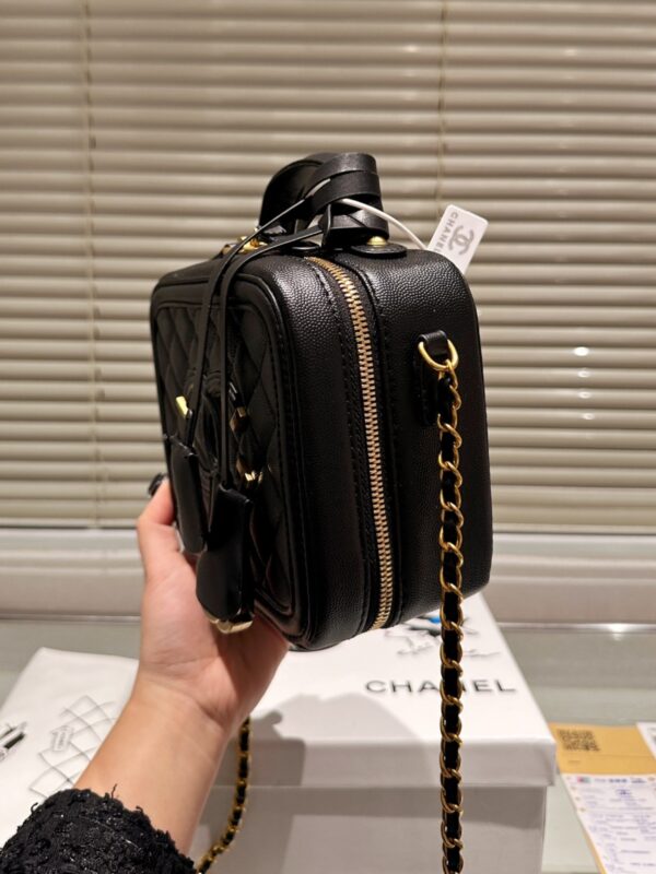 CHANEL SMALL VANITY CASE SS22 BLACK 17CM - Image 2