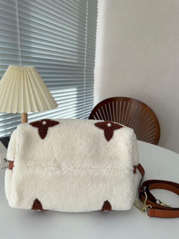 LOUIS VUITTON SPEEDY BANDOULIERE MONOGRAM TEDDY FLEECE 25 WHITE 25CM - Image 4