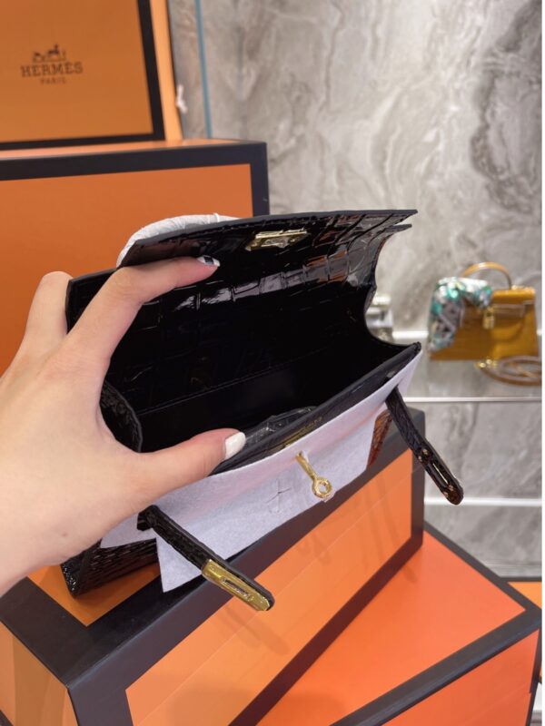 HERMÈS KELLY ALLIGATOR GOLD BUCKLE BLACK 22CM - Image 5