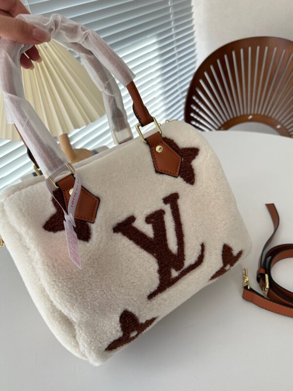 LOUIS VUITTON SPEEDY BANDOULIERE MONOGRAM TEDDY FLEECE 25 WHITE 25CM - Image 6