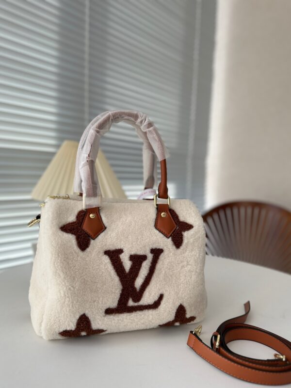 LOUIS VUITTON SPEEDY BANDOULIERE MONOGRAM TEDDY FLEECE 25 WHITE 25CM - Image 8