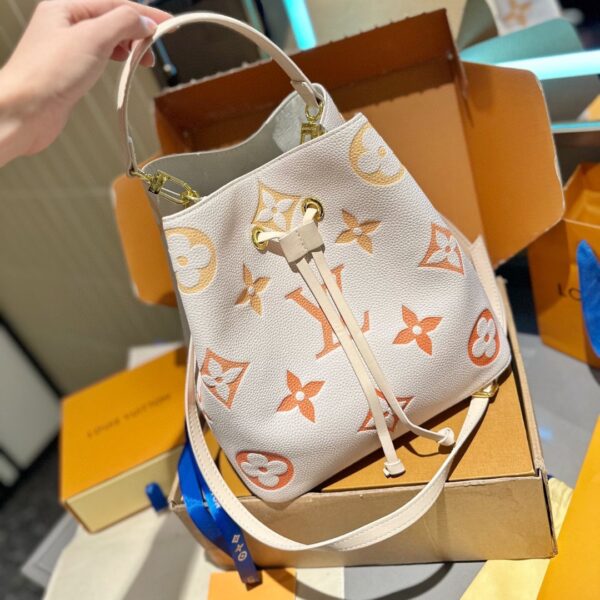LOUIS VUITTON NÉONOÉ BB MONOGRAM BAG LATTE AND ORANGE 25CM - Image 2