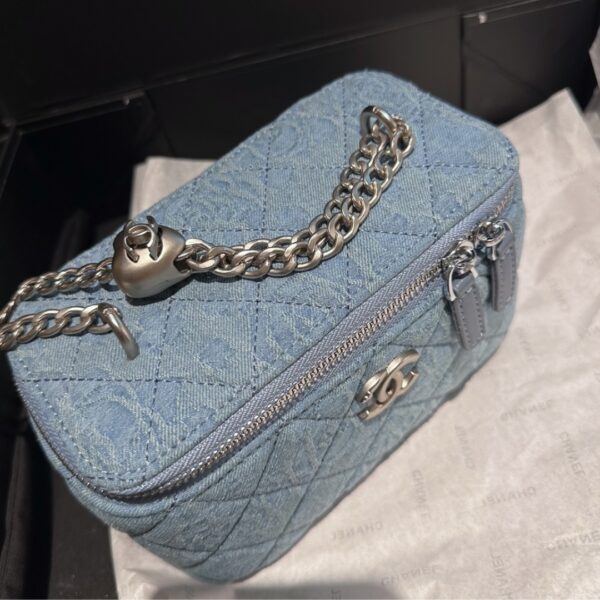 CHANEL CAMELLIA DENIM VANITY BAG WITH HEART CHAIN LIGHT BLUE 18CM - Image 5
