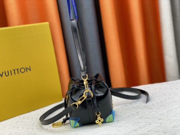 LOUIS VUITTON NÉO PURSE LV CHARMS BLACK 15CM M82886 - Image 4