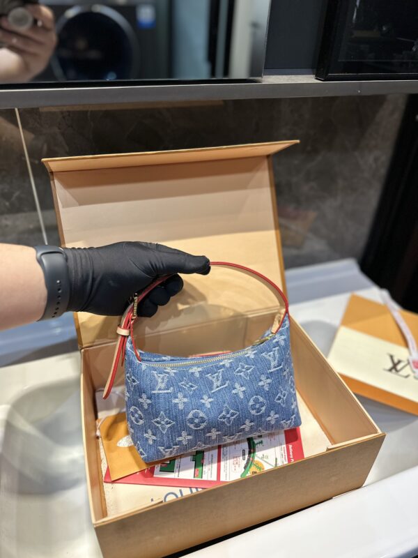 LOUIS VUITTON HILLS POCHETTE DENIM BLUE 24CM M82949 - Image 8