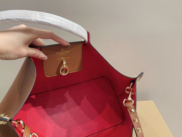 VALENTINO GARAVANI ROCKSTUD LEATHER TOTE BROWN 36CM - Image 2