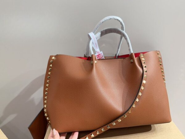 VALENTINO GARAVANI ROCKSTUD LEATHER TOTE BROWN 36CM - Image 7