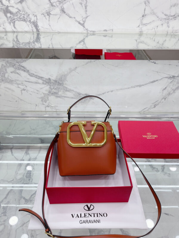 VALENTINO GARAVANI SUPERVEE LEATHER BUCKET BAG BROWN 20CM - Image 2