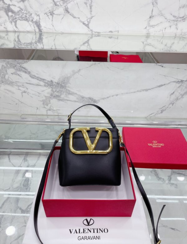 VALENTINO GARAVANI SUPERVEE LEATHER BUCKET BAG BLACK 20CM - Image 2