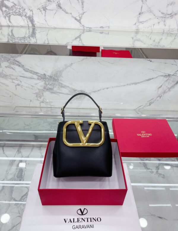 VALENTINO GARAVANI SUPERVEE LEATHER BUCKET BAG BLACK 20CM - Image 3