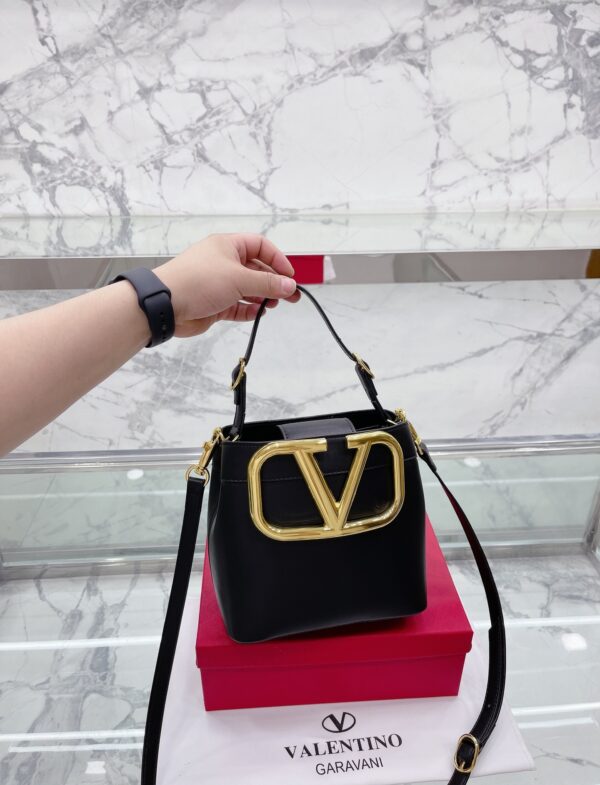 VALENTINO GARAVANI SUPERVEE LEATHER BUCKET BAG BLACK 20CM - Image 4