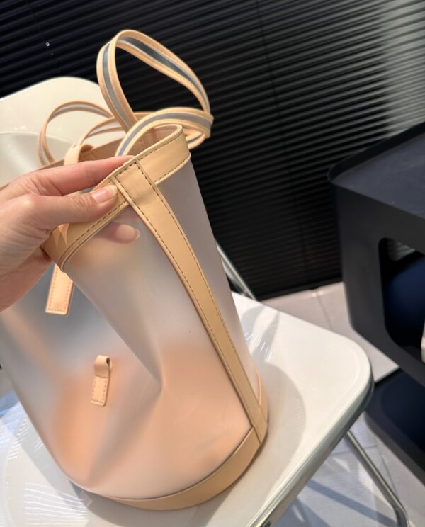 SAINT LAURENT PANIER MEDIUM IN VINYL AND VEGETABLE TANNED LEATHER BROWN 28 CM 773697FAC0F2275 - Image 9