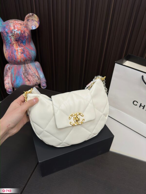 CHANEL 19 HOBO BAG MIXED METAL HARDWARE WHITE 28CM - Image 3