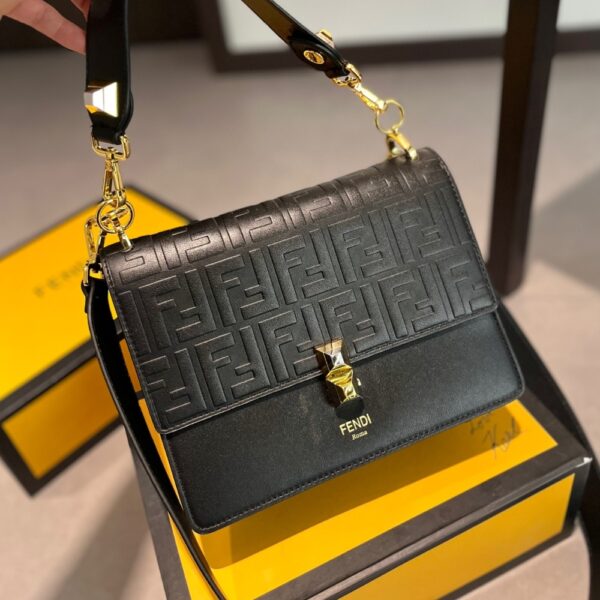 FENDI LOGO EMBOSSED KAN I BLACK 24CM - Image 5