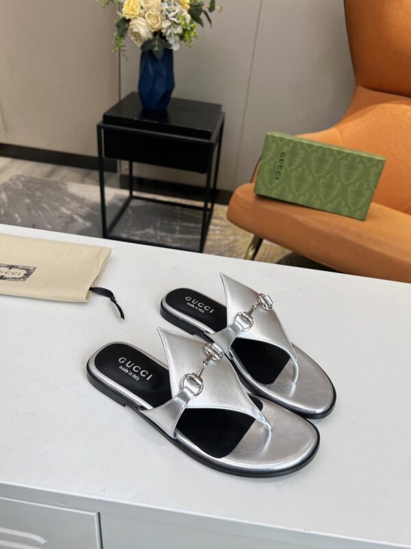 GUCCI WOMEN'S THONG SANDAL WITH HORSEBIT SILVER - Image 2
