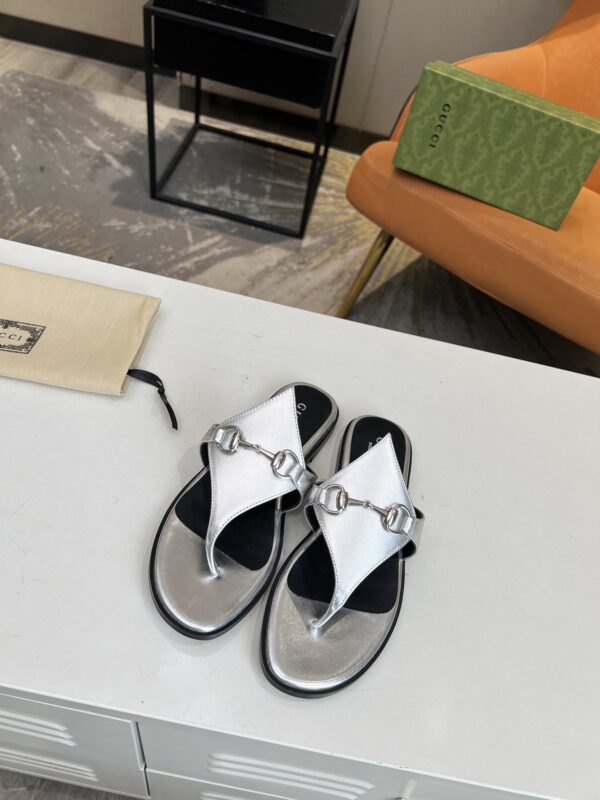 GUCCI WOMEN'S THONG SANDAL WITH HORSEBIT SILVER - Image 3