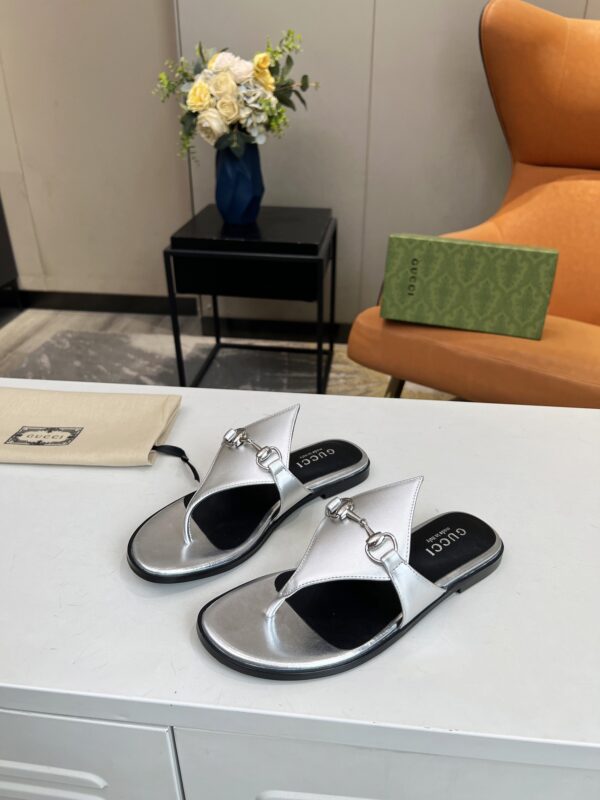 GUCCI WOMEN'S THONG SANDAL WITH HORSEBIT SILVER - Image 4