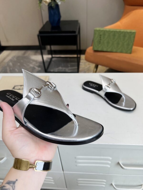 GUCCI WOMEN'S THONG SANDAL WITH HORSEBIT SILVER - Image 6