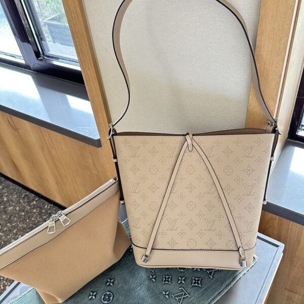 LOUIS VUITTON FLORE PERFORATED MAHINA BEIGE 22CM - Image 3