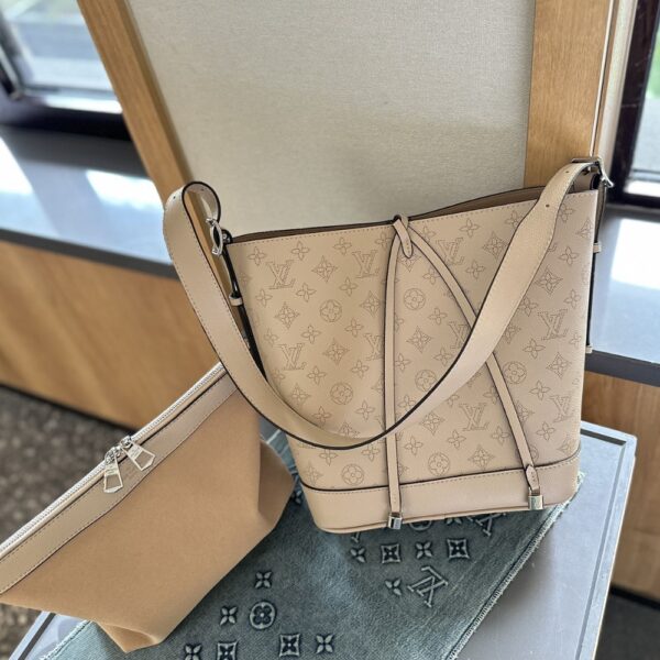 LOUIS VUITTON FLORE PERFORATED MAHINA BEIGE 22CM - Image 4
