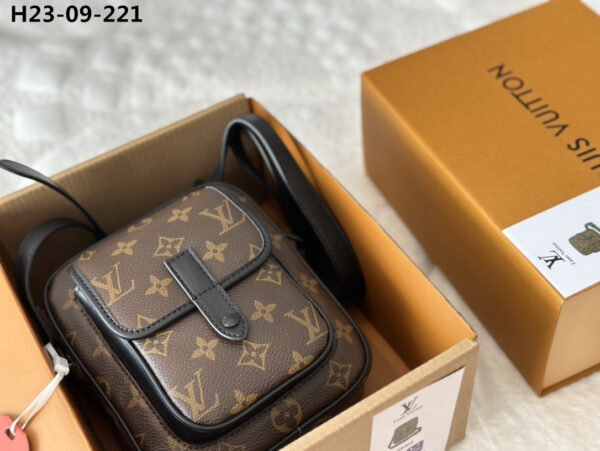 LOUIS VUITTON CHRISTOPHER WEARABLE WALLET MONOGRAM BROWN 18CM M69404 - Image 4