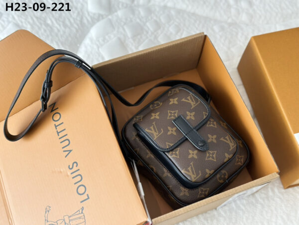 LOUIS VUITTON CHRISTOPHER WEARABLE WALLET MONOGRAM BROWN 18CM M69404 - Image 5