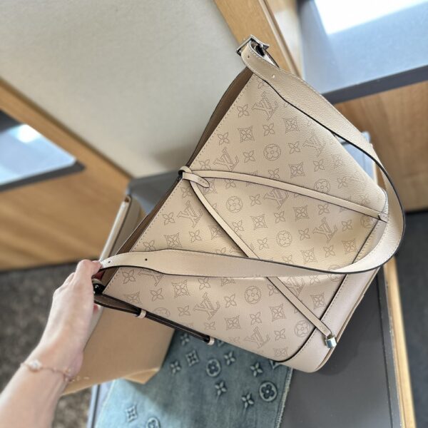 LOUIS VUITTON FLORE PERFORATED MAHINA BEIGE 22CM - Image 5