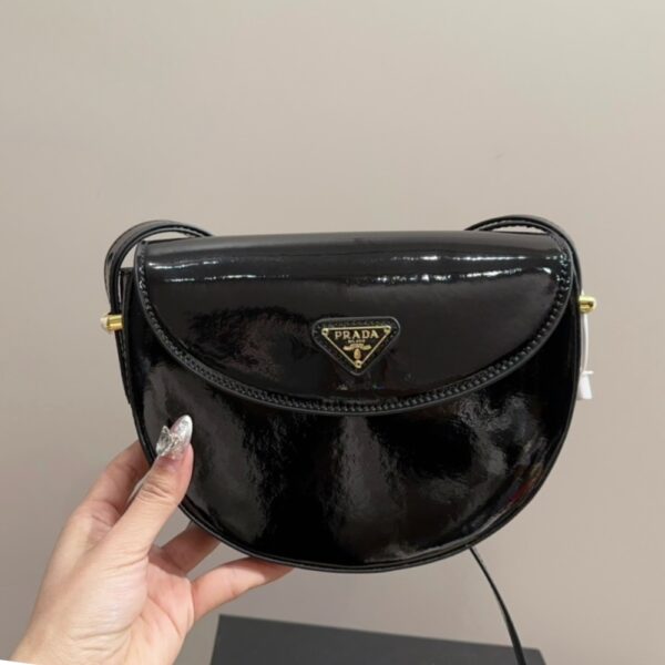PRADA TRIANGLE LOGO PATENT LEATHER SHOULDER BAG BLACK 17CM - Image 2