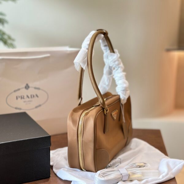 PRADA RE-EDITION 1978 MEDIUM RE-NYLON AND SAFFIANO LEATHER TWO HANDLE BAG CORK BEIGE 30CM 1BB115 R064 F0594 V TOO - Image 4
