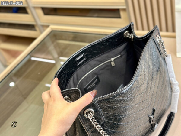 SAINT LAURENT MEDIUM NIKI SHOPPING BAG BLACK 33CM - Image 2