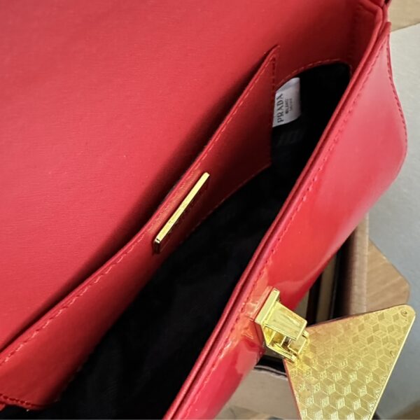 PRADA PATENT LEATHER SHOULDER BAG IN CHERRY RED 25CM 1BD355 069 F0E06 V HTO - Image 7