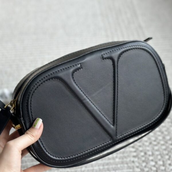 VALENTINO VLOGO WALK LEATHER CROSSBODY BAG BLACK 25CM - Image 2