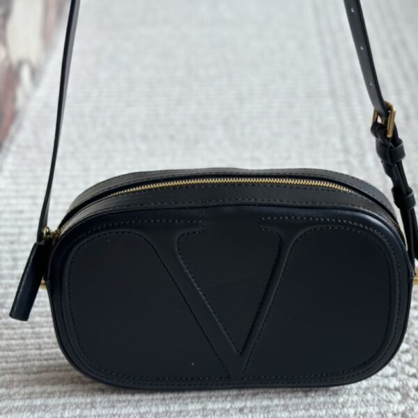 VALENTINO VLOGO WALK LEATHER CROSSBODY BAG BLACK 25CM - Image 3
