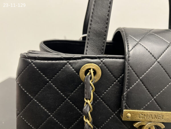 CHANEL AROUND THE CORNER TOTE BLACK 34CM - Image 4