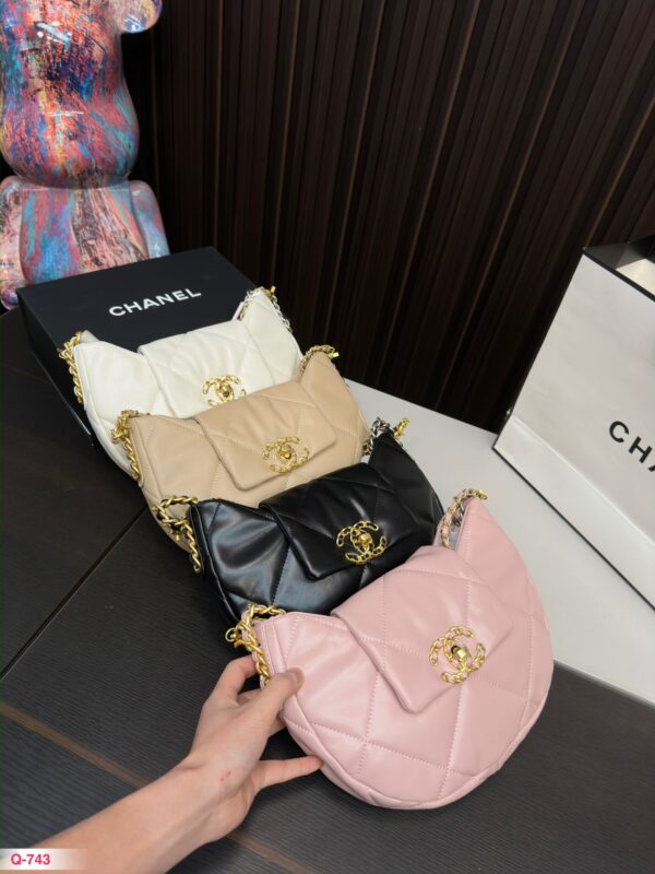CHANEL 19 HOBO BAG MIXED METAL HARDWARE WHITE 28CM - Image 2