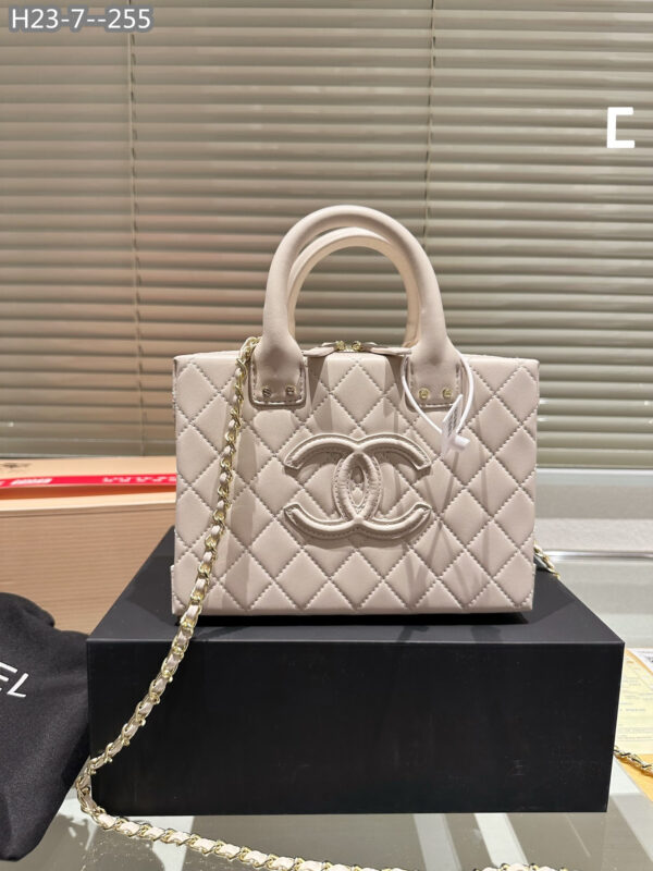 CHANEL VANITY CASE PEARL CRUSH BAG WHITE 23CM - Image 2