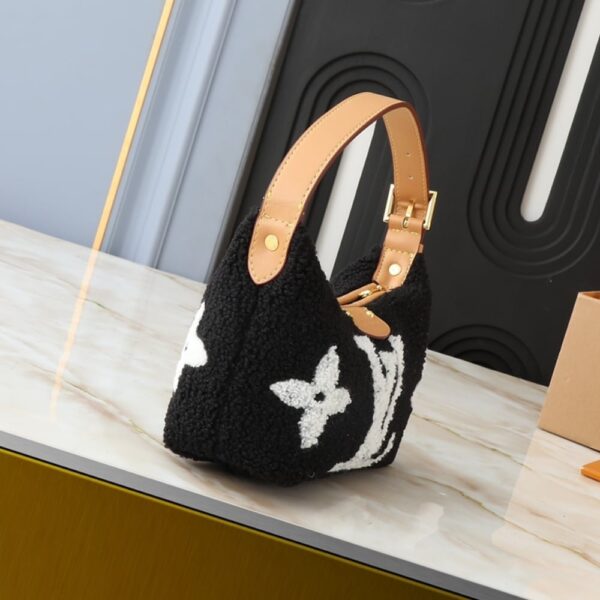 LOUIS VUITTON HILLS POCHETTE SHEARLING BLACK 18CM M11920 - Image 9